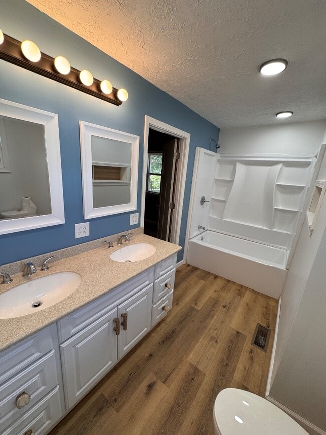 Building Photo - 807 N Logan St