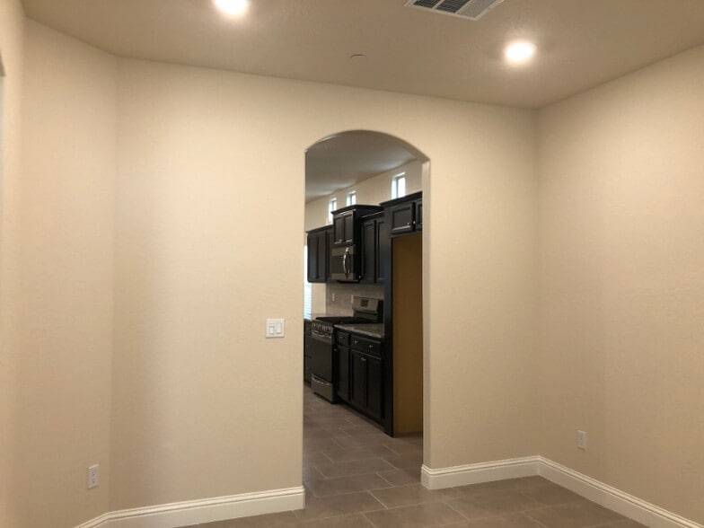 Building Photo - 2047 W Sunnyview Ave