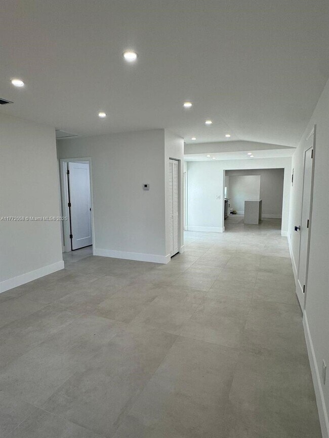 Building Photo - 4028 SW 49th Ct