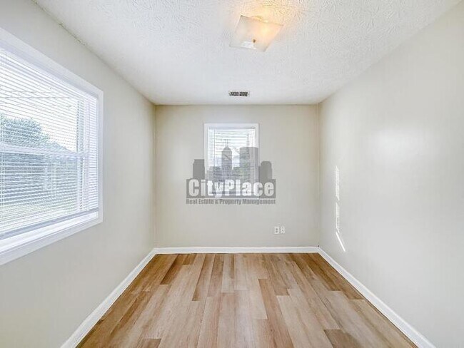 Building Photo - 2121 N Catherwood Ave