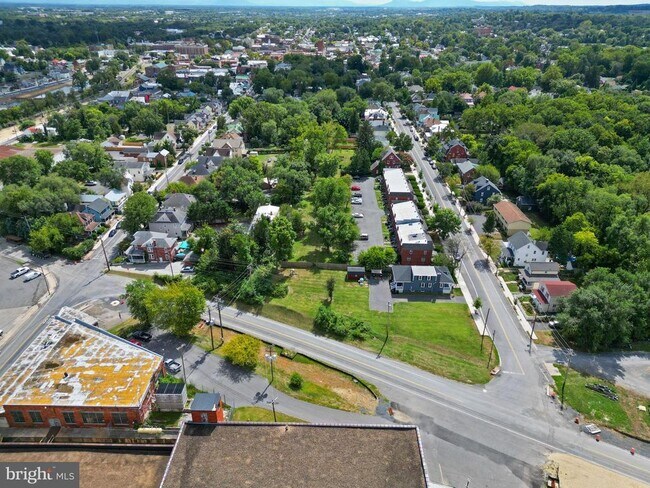 Building Photo - 580 N Braddock St