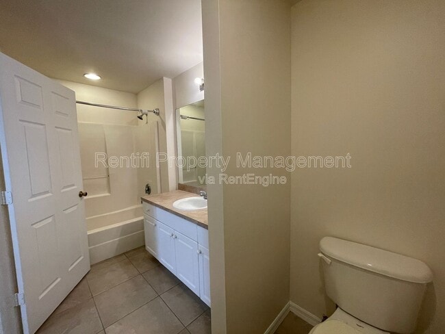 Building Photo - 1429 NE 5th Ave