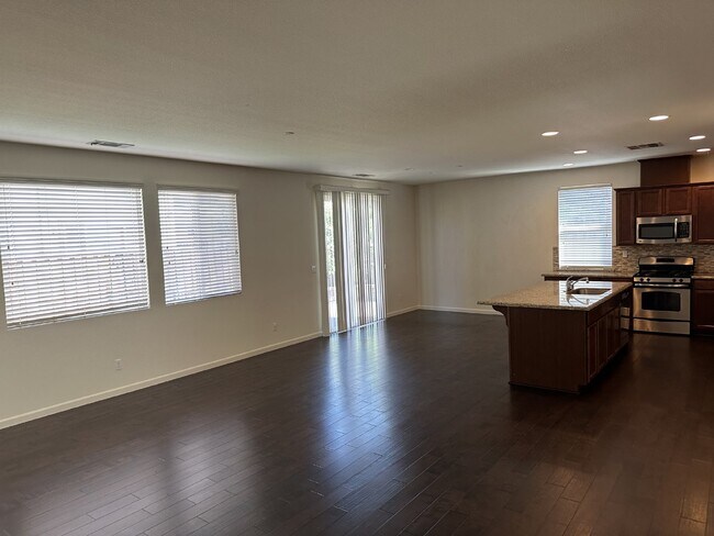 Building Photo - Gorgeous 4 Bedroom, 2.5 Bath Single Story in Summer Lakes Community