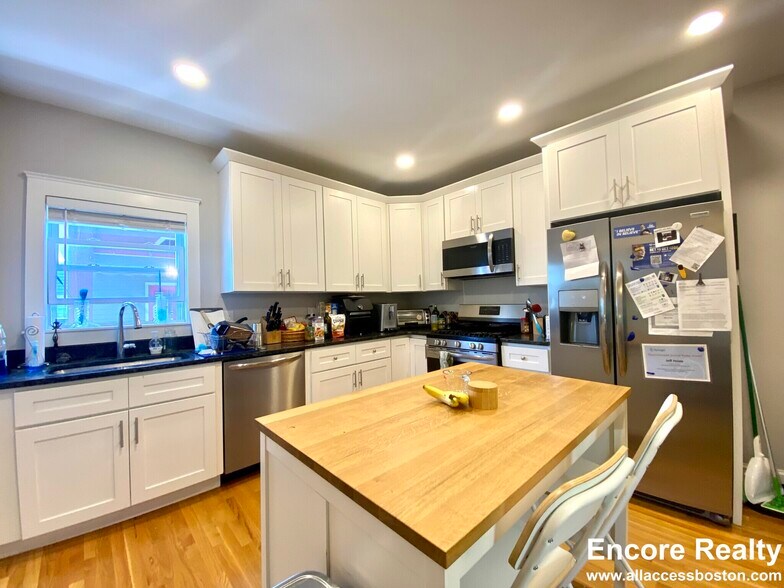 Building Photo - 1433 Cambridge St