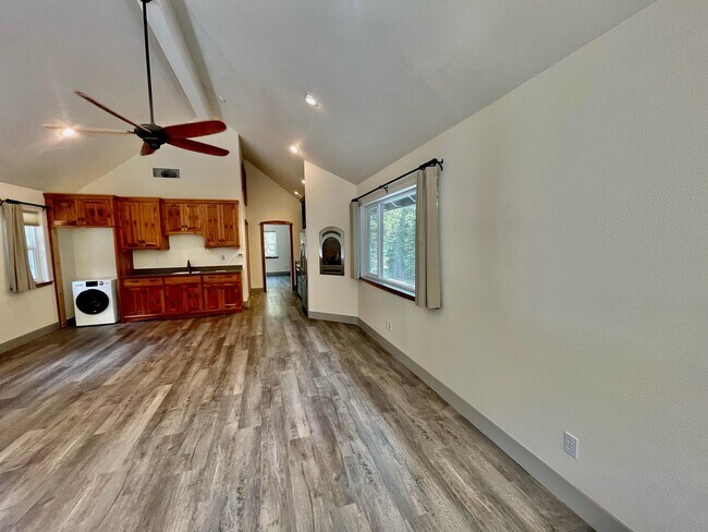 Building Photo - 10375 Laurentian Way