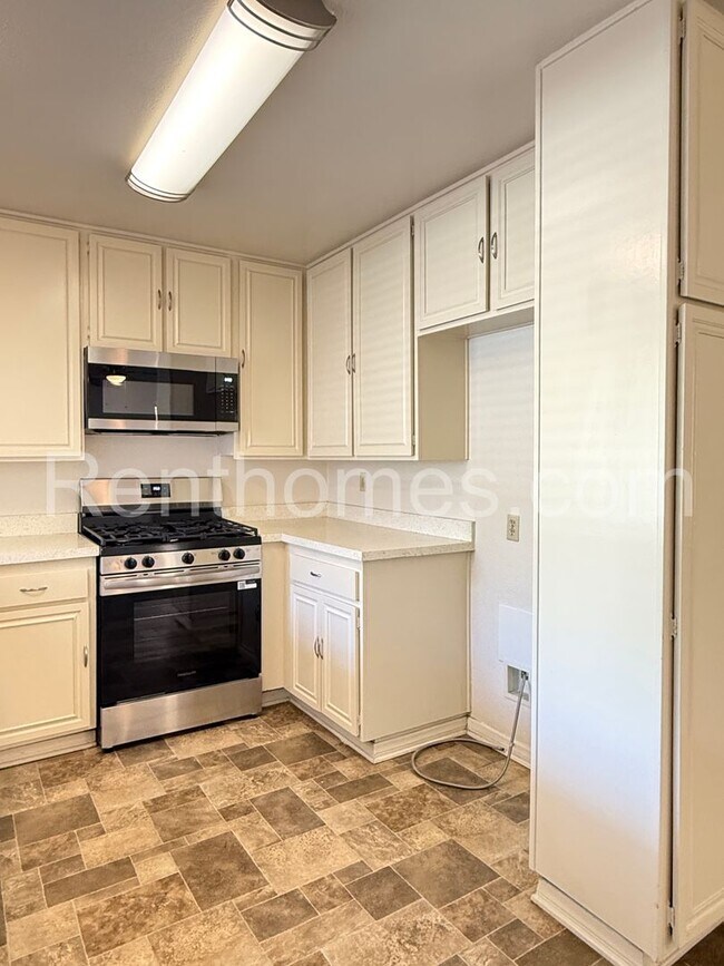 Building Photo - 1553 Palomar Dr