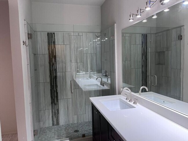 Building Photo - Adorable light and bright! 3Bedroom/2Bath ...