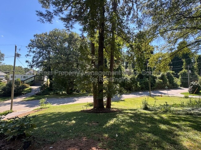 Building Photo - 3018 Medlin Dr