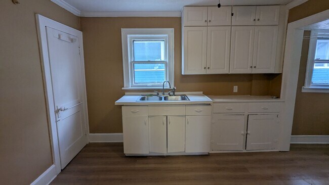 Building Photo - A charming 3-bedroom, 1.5-bathroom home located in the vibrant city of Akron