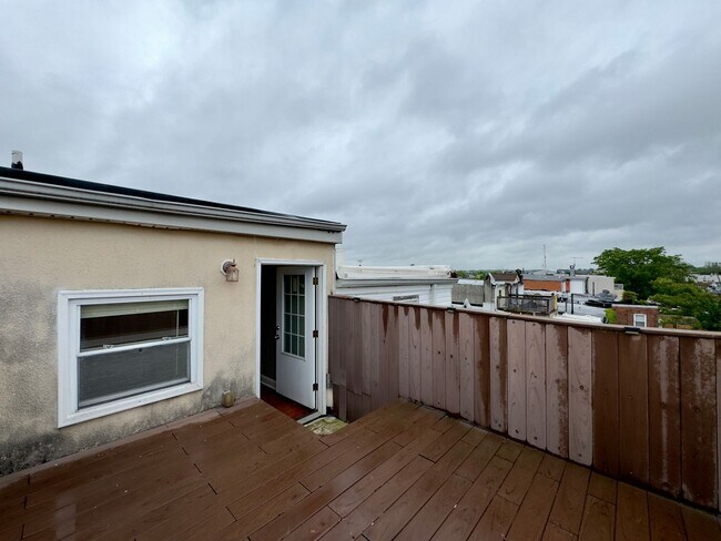 Building Photo - Charming 3-Bedroom Townhome with Modern Am...