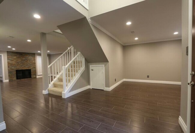 Building Photo - 2842 River Birch Dr