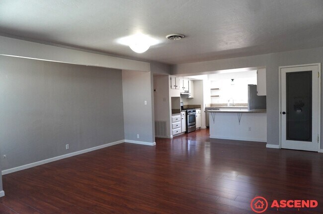 Building Photo - Cozy 3BD/2BA Home in Bakersfield's 93306 — Fully Equipped, Fireplace, Solar & All Pets Welcome!