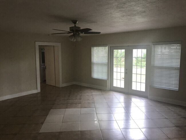 Building Photo - Large Old West Tampa Home