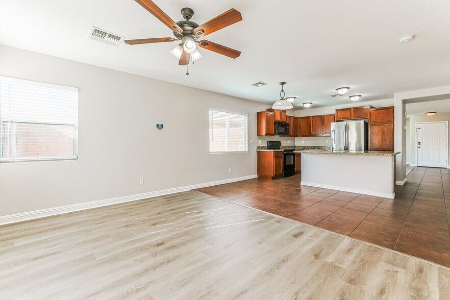 Building Photo - 28043 N Silver Ln