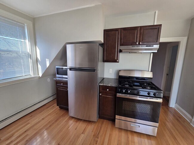 Building Photo - Woodbine St(15)-N