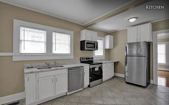 Building Photo - 854 5th St W