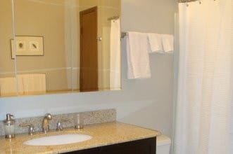 Bath w/Tub Shower - 140 W 11th Ave