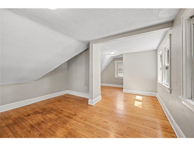 Building Photo - 1411 Knox Ave N
