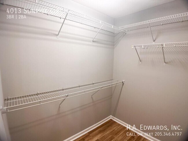 Building Photo - 4013 Sunrise Cir