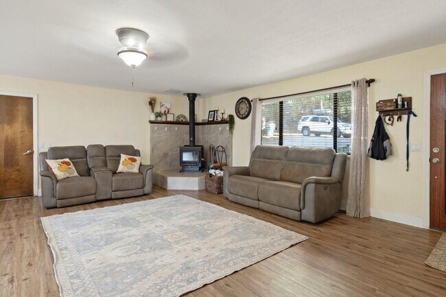 Building Photo - Rare 4-bedroom home in Camino for rent!