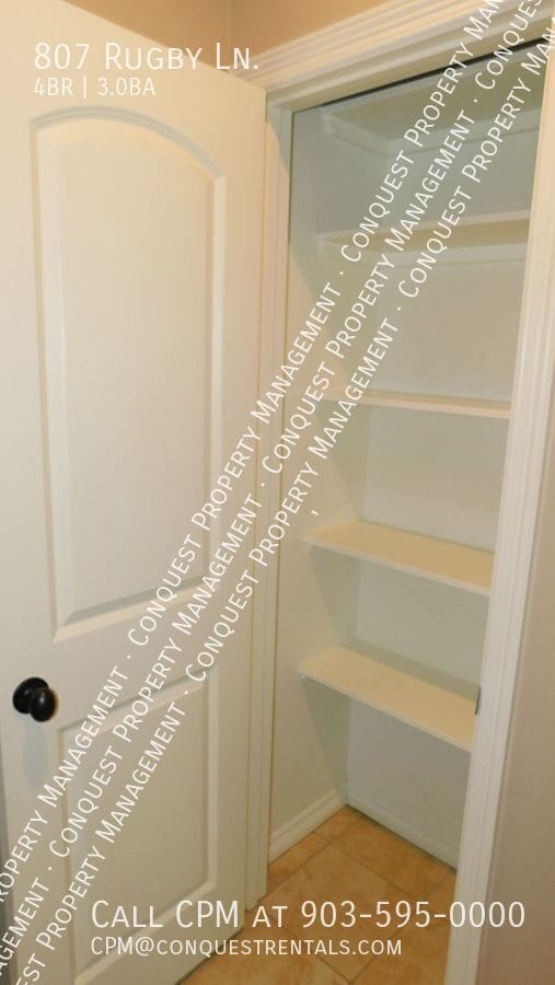 Building Photo - 807 Rugby Ln