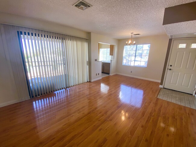 Building Photo - Lovely dual master condo in a gated community with a large patio! Easy access to the strip, Great...