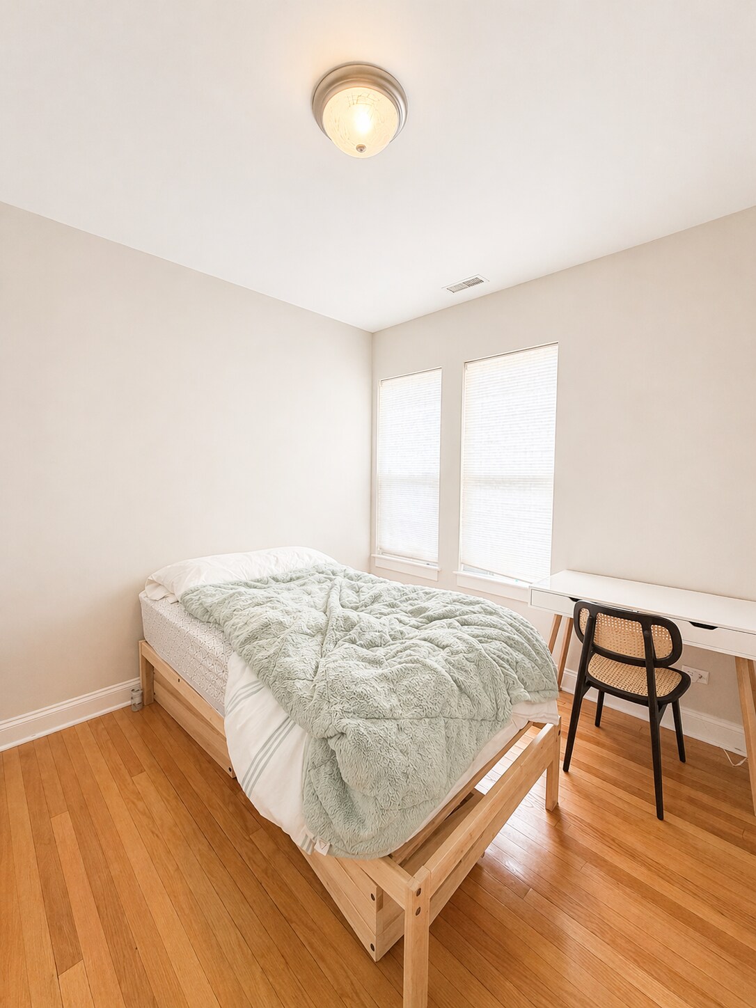 Building Photo - 6815 N Lakewood Ave