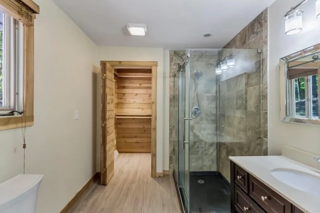 Building Photo - Beautiful and Spacious! Upgraded Multi-level Retreat with Lake Access, Golf, and Resort- Style Am...