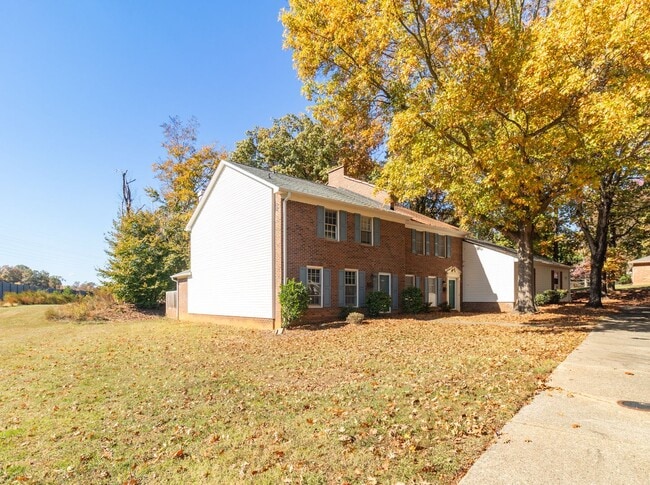 Building Photo - Stunning 3 bedroom, 2 1/2 bathroom End Tow...