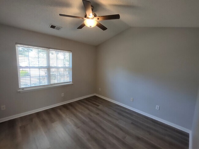 Building Photo - Beautiful Townhome in University Heights C...