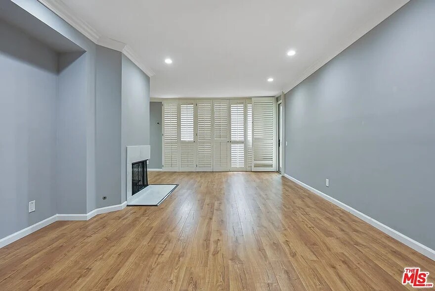 Building Photo - 930 N Wetherly Dr