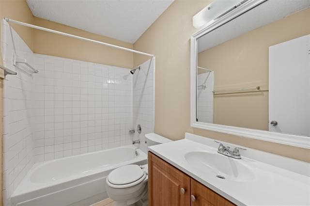 Building Photo - 3414 Colonial Dr