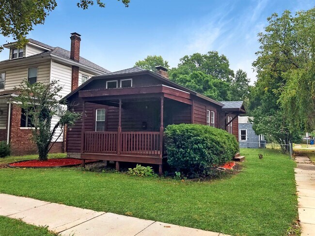 Primary Photo - Garage Galore: 2 Bed, 1 Bath Comedy Central!