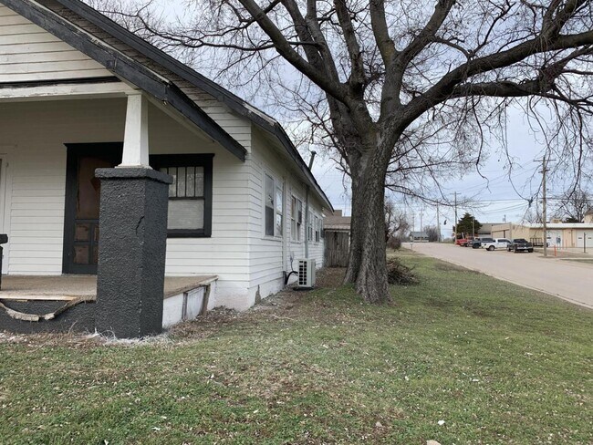 Building Photo - 801 Cedar St