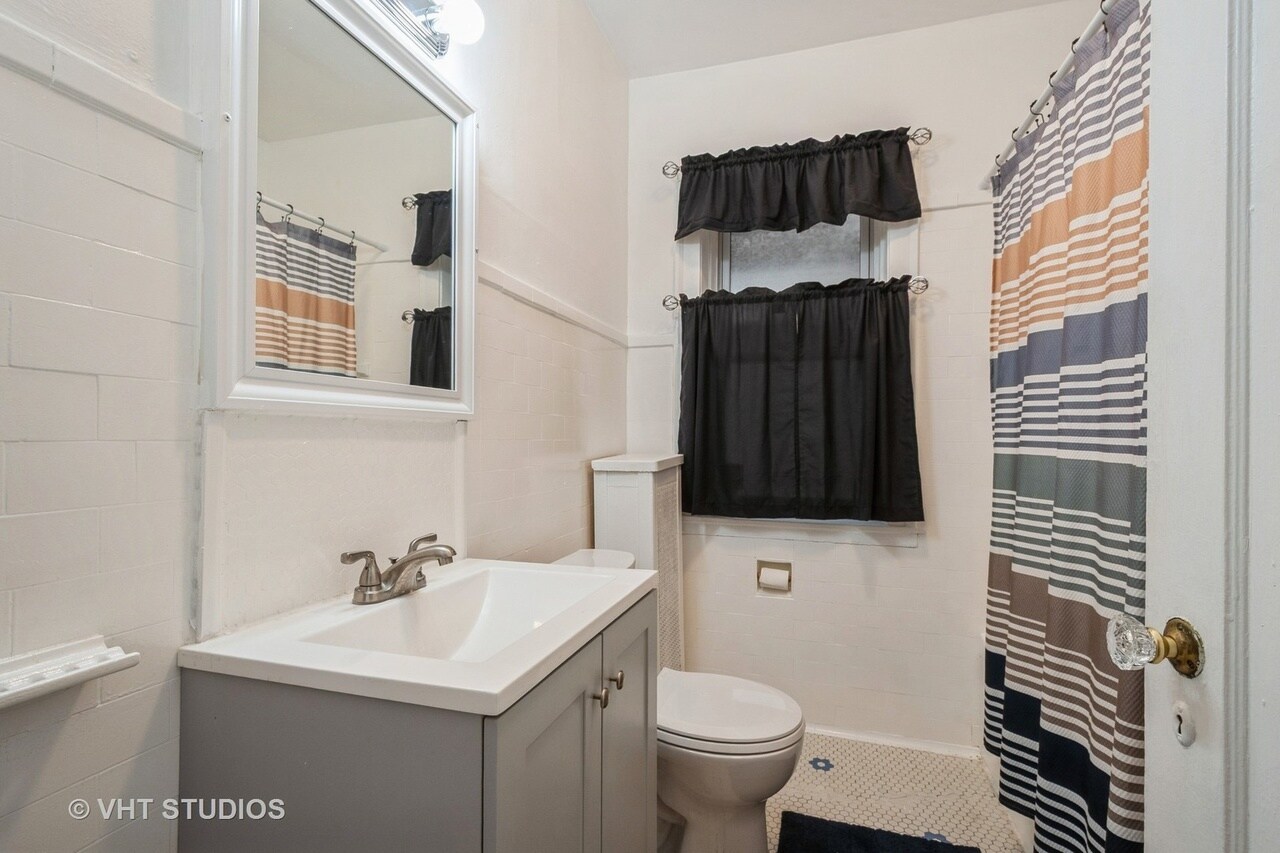 Bath 1 - 6335 N Claremont Ave