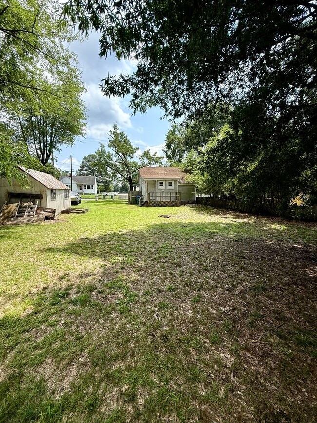 Building Photo - 2 bedroom house in Fulton Hill; Big yard, laundry, central hvac all electric and a deck!