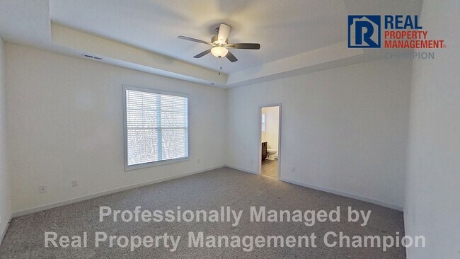 Building Photo - Spacious Home with Fenced Back Yard Convenient to Camp Lejeune