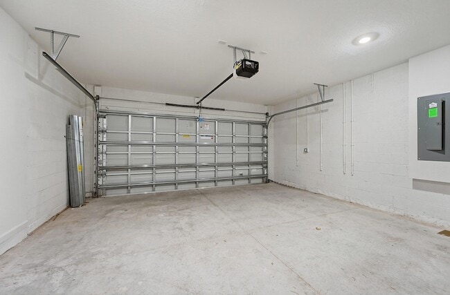 Building Photo - 10436 NW Suncrest Lp