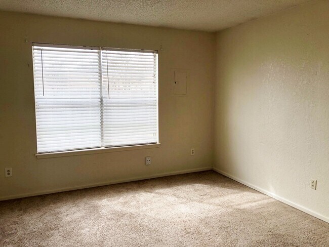 Building Photo - 2121 S Loop 289
