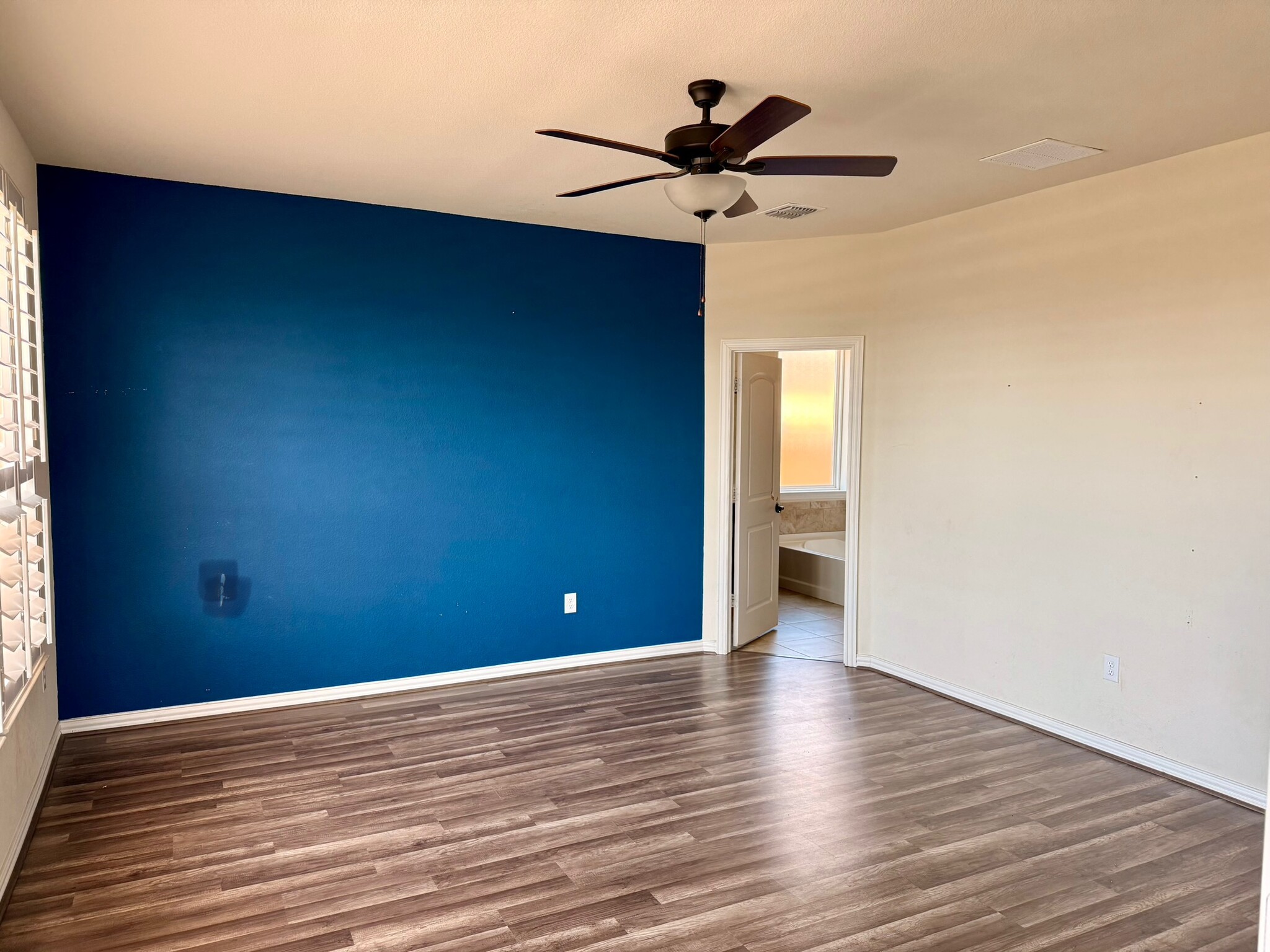 Master bedroom. - 2501 Temple Dr