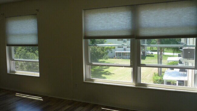 Building Photo - 2402 Ecuadorian Way