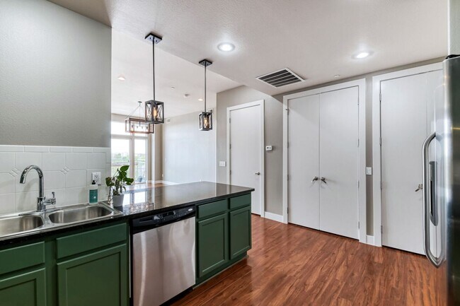 Building Photo - 1 MONTH FREE!!!!! 2bd/2ba Top Floor Condo in Congress Park - Available 8/7!