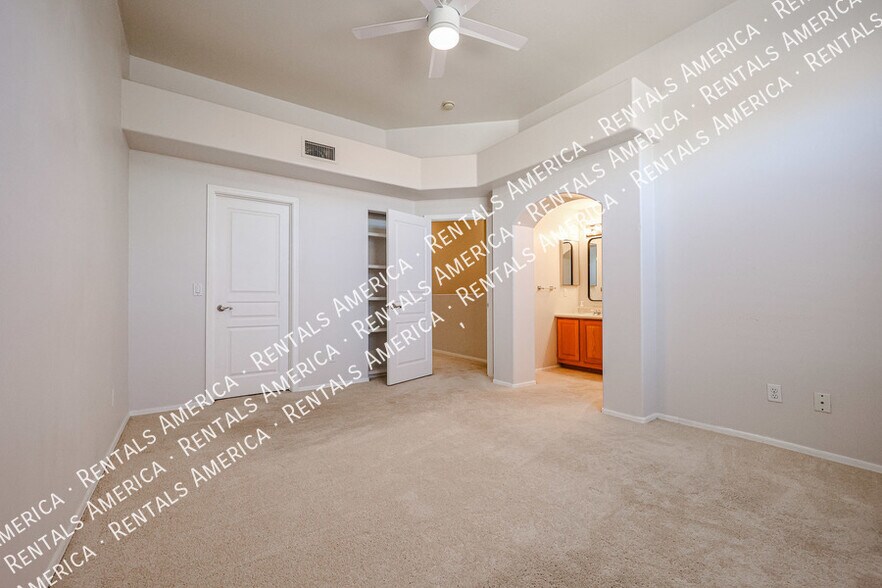 Building Photo - 1426 E Grovers Ave
