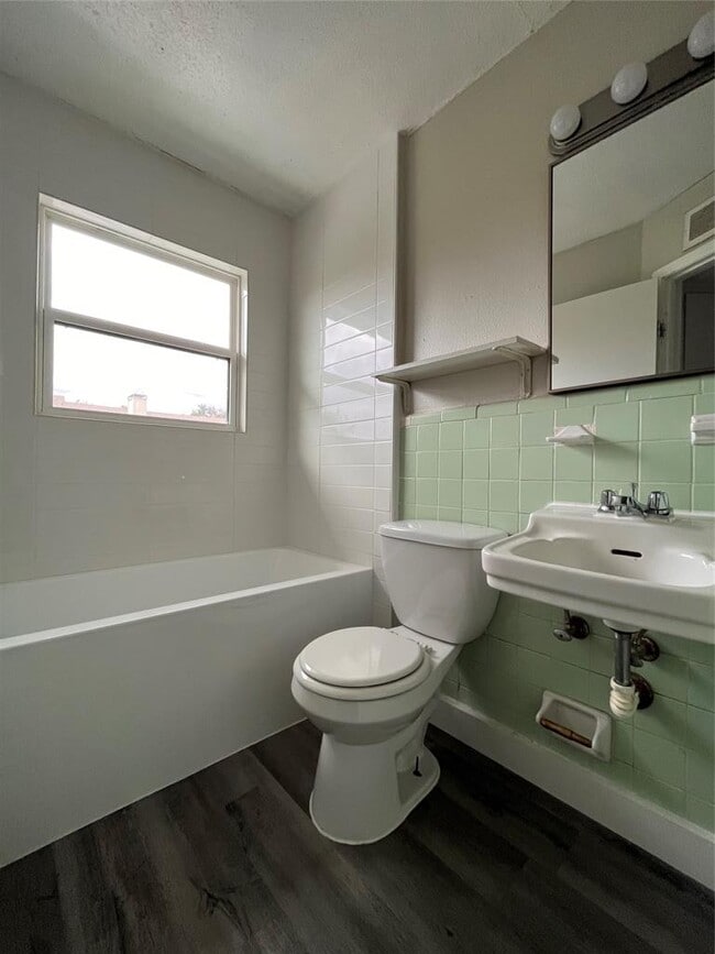 Building Photo - 3106 Duval St