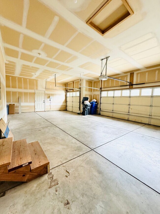 Building Photo - Stunning Executive 4 Bedroom 2 Bath Home in Northwest Loveland - 3-Car Garage!