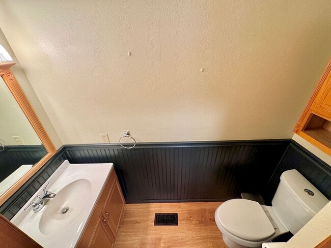 Building Photo - Linwood Neighborhood, Milwaukie Home on Quiet Cul-de-sac, 2 Car Garage, A/C, Huge Fenced Backyard