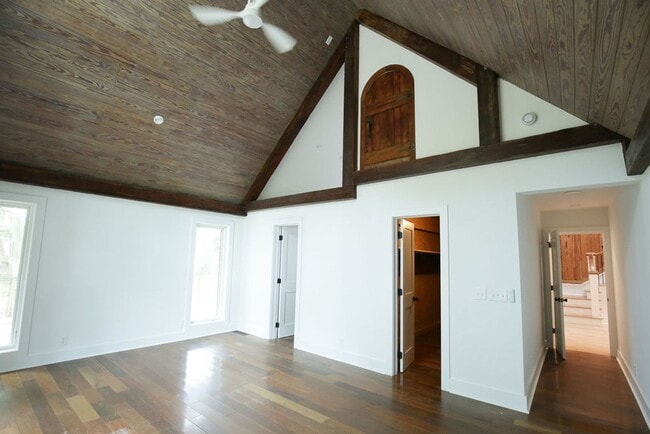 Building Photo - Available 6/15. Stunning, Fully-Rennovated...