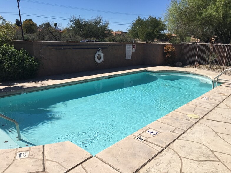 community pool - 4154 N Thurston Ln