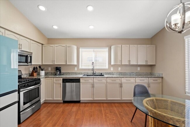 Building Photo - Beautiful Bright 3 Bedroom Single Story Home with Expansive Kitchen and Gorgeous Backyard