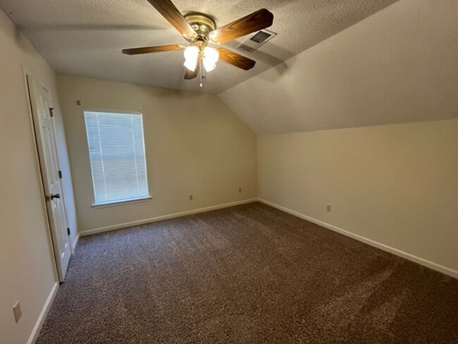 Building Photo - Renovated 3 Bedroom 2 Bathroom with 1 Car ...